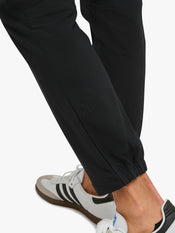 AO Jogger | Black Slim-fit Versaknit®