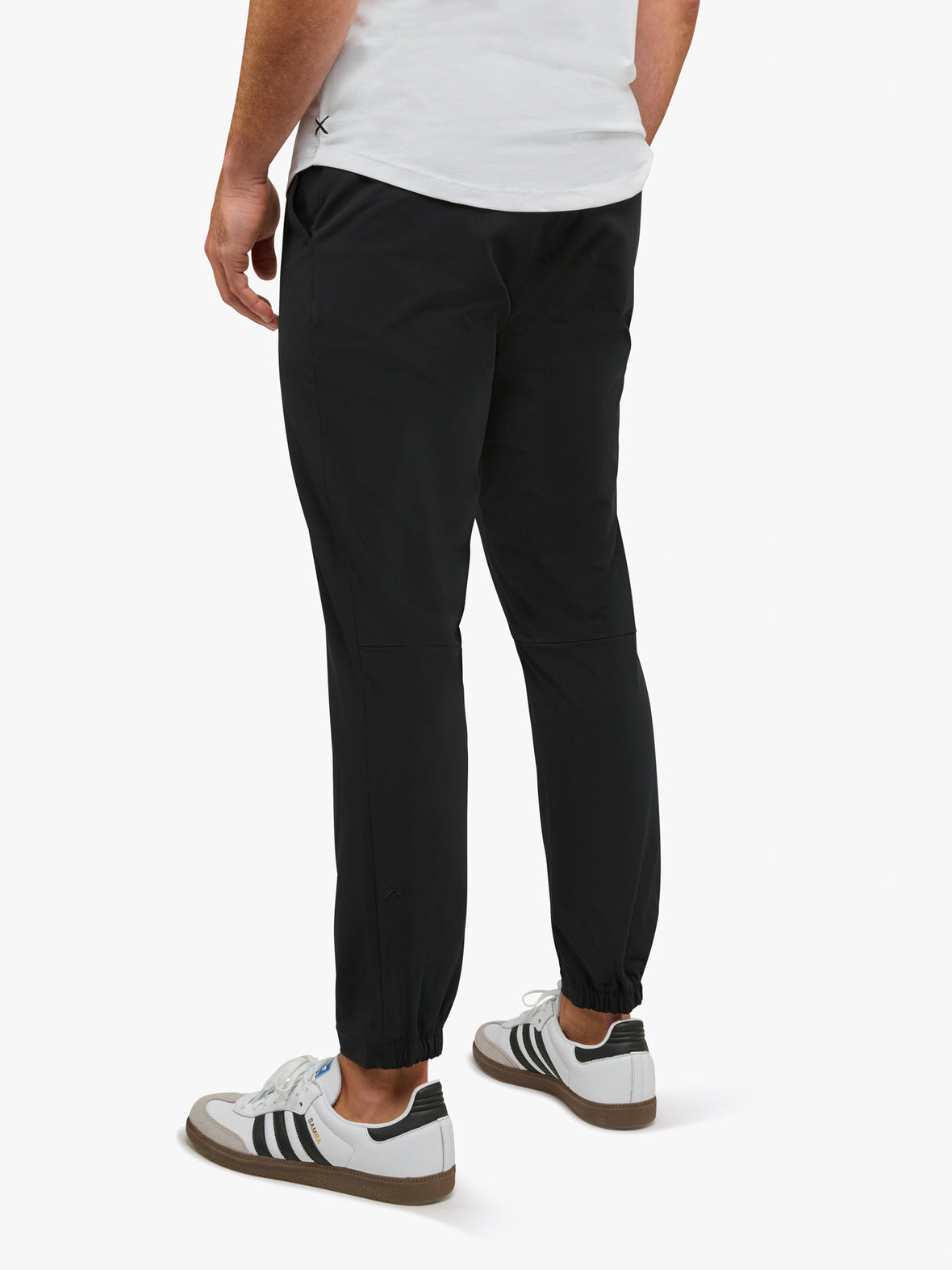 AO Jogger | Black Slim-fit Versaknit™