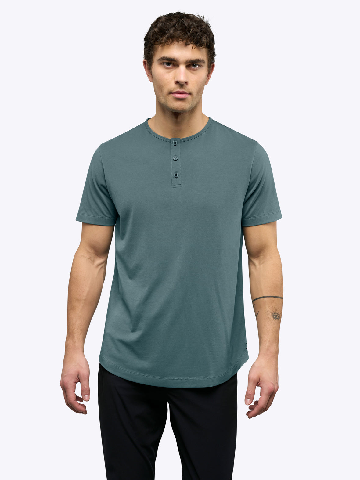 AO Henley Curve-Hem | North Atlantic Signature-Fit PYCA Pro®