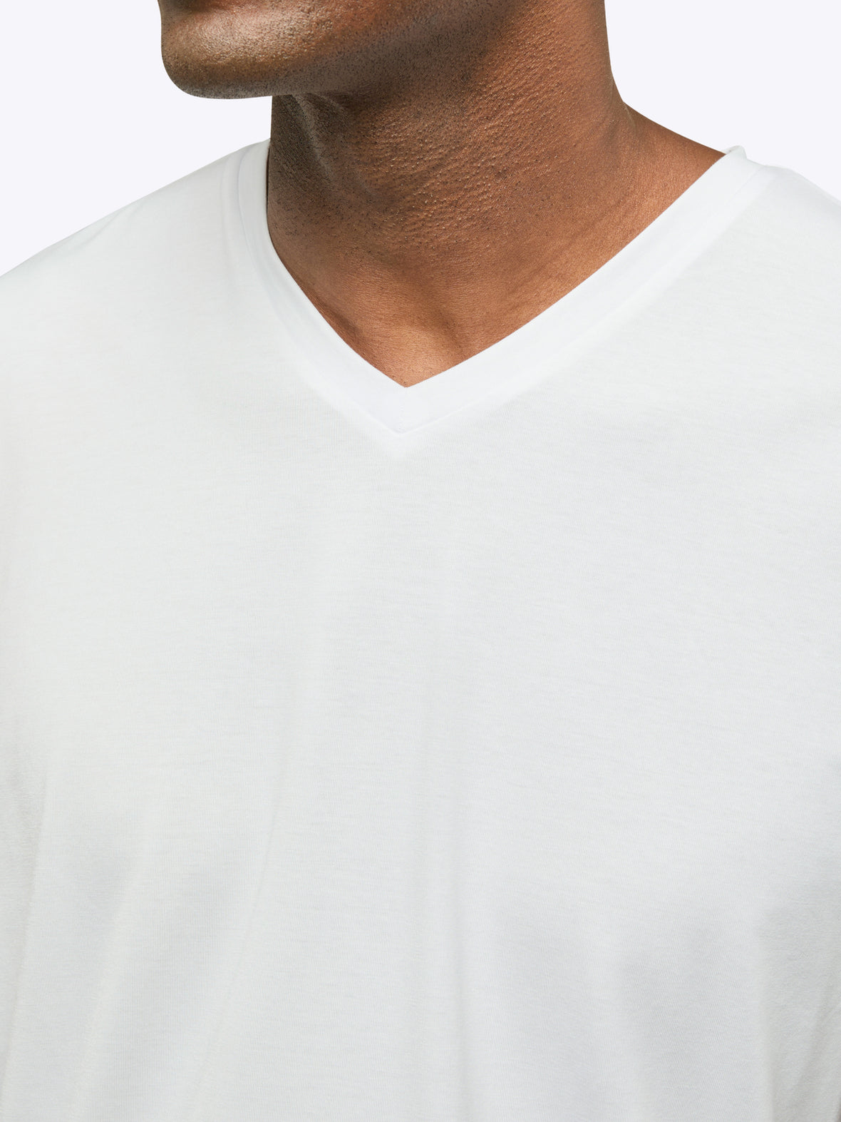 AO V-Neck Curve-Hem Tee | White Signature-fit PYCA Pro®